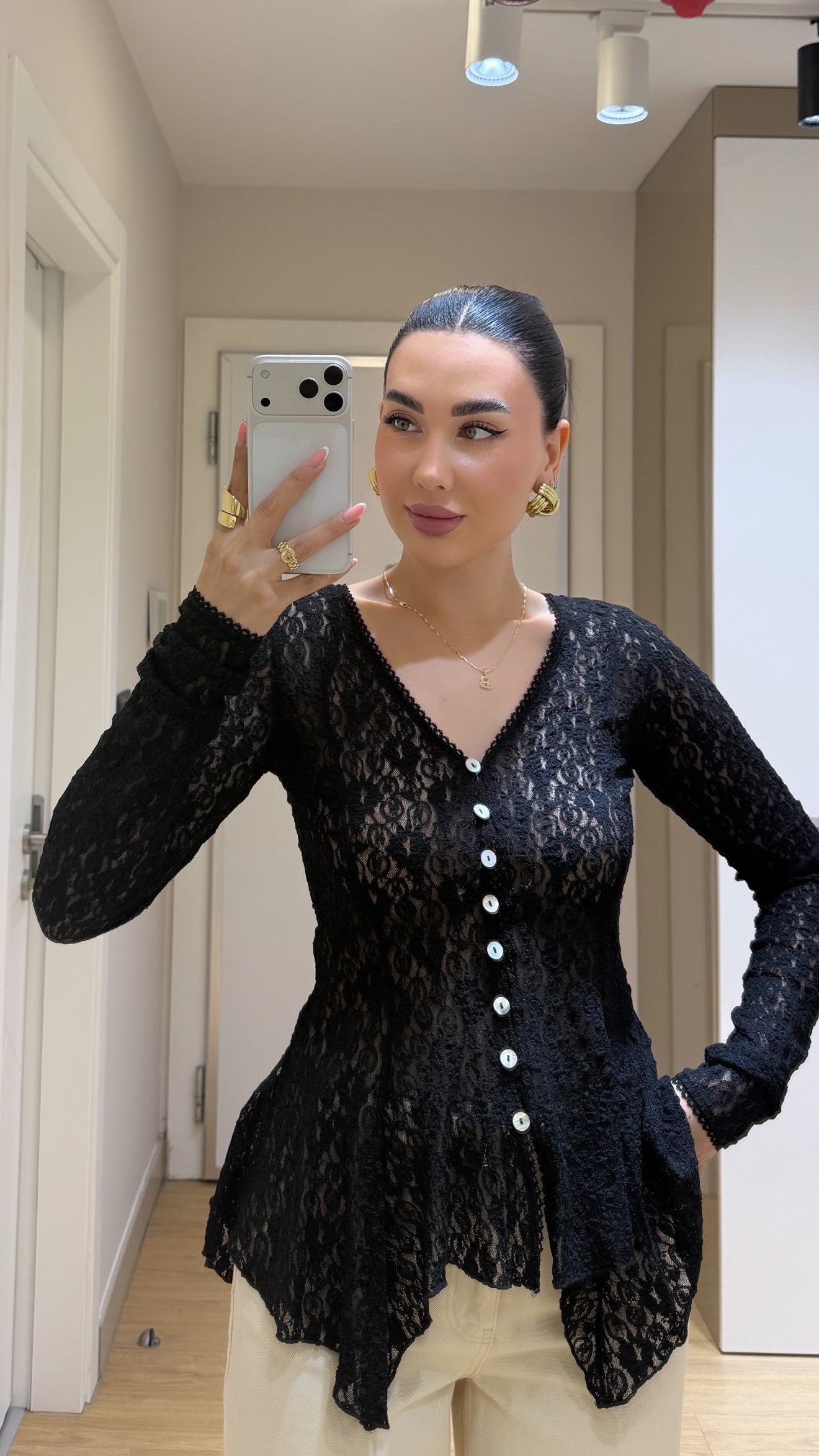 DÜĞMELİ DANTEL BLUZ