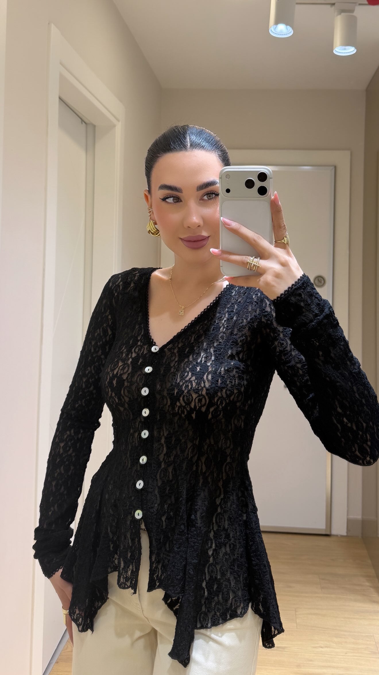 DÜĞMELİ DANTEL BLUZ