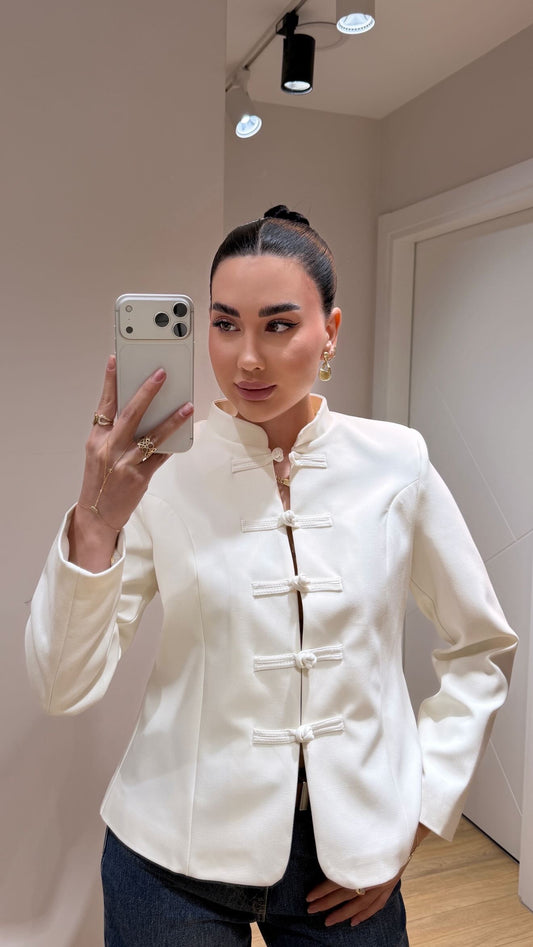 DÜĞMELİ  BEYAZ CEKET
